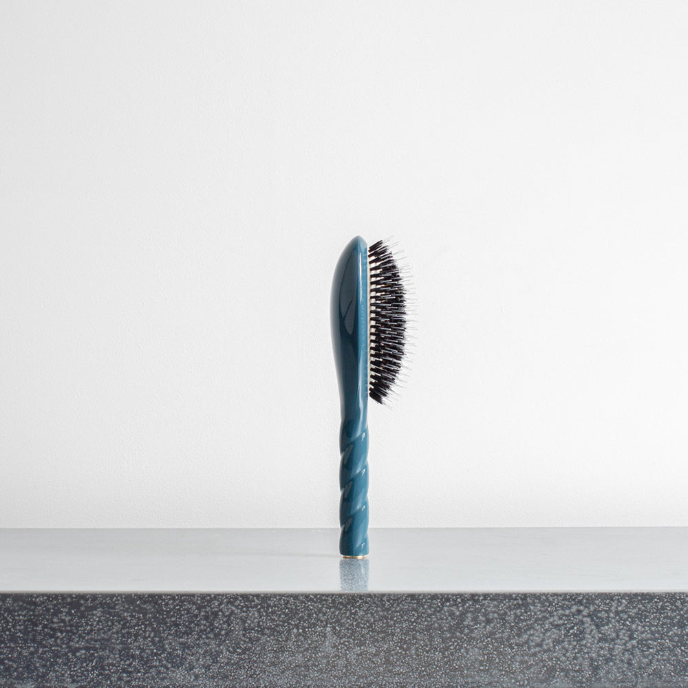 nur-51-20-eur-fur-brosse-a-cheveux-n-02-lindispensable-soin-demelage-bleu-online-im-shop_3.jpg