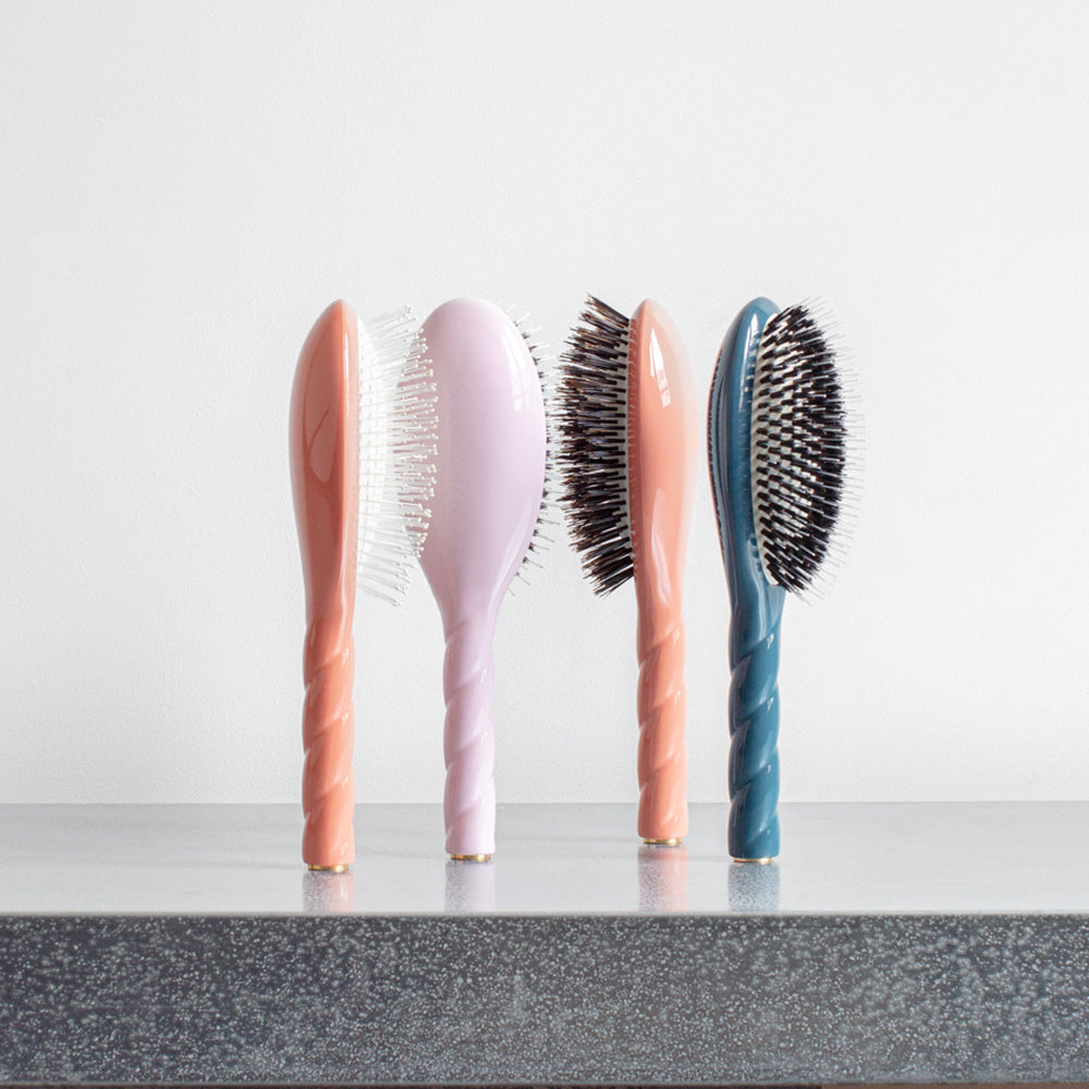 nur-51-20-eur-fur-brosse-a-cheveux-n-02-lindispensable-soin-demelage-lilas-online-im-shop_6.jpg